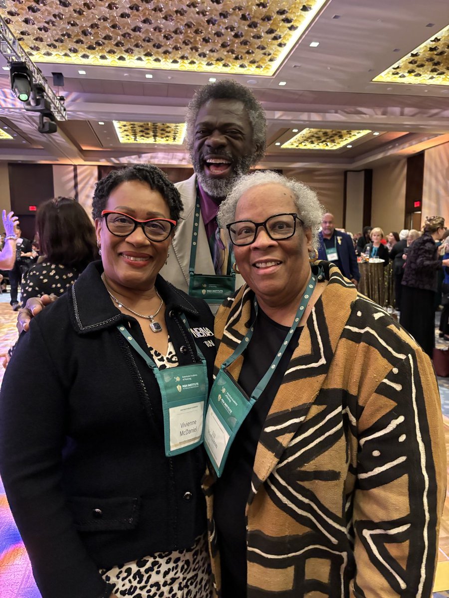 A new friend and guess who jumps in our picture 😊