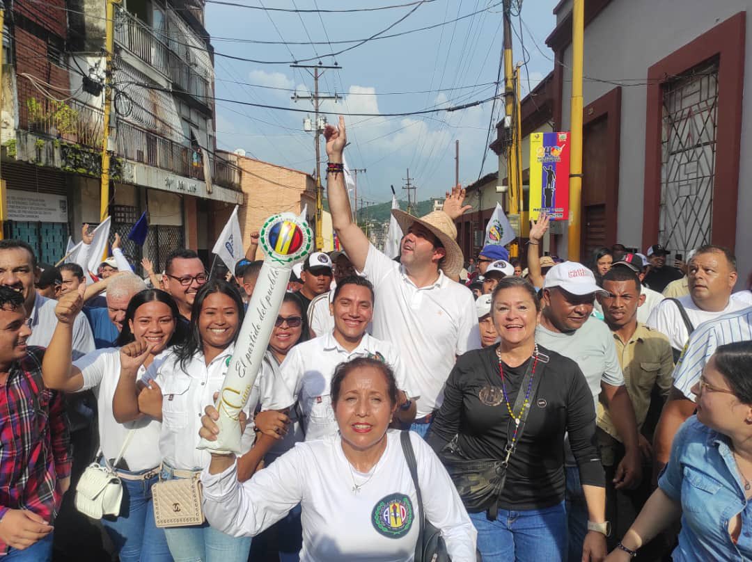 mdominguezAD's tweet photo. En Carabobo somos una fuerza creciente que se afianza en su militancia, una vez más tomamos la calle para demostrar que nuestra voluntad no es solo retórica. La calle habló hoy y el 22 de octubre hablarán los votos. Vamos con Prosperi, a ganar por Venezuela. Unidad y organización https://t.co/N5GrwAMTOq