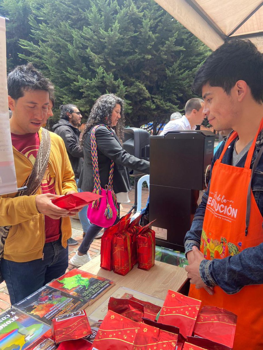 URestitucion's tweet photo. Hoy 20 beneficiarios de restitución de #Cundinamarca, participaron del 1er Mercado Campesino los 'Frutos de la Restitución' del Campo a tu Casa, en Bogotá. Apoyar sus emprendimientos es un aporte a la #paz. La sostenibilidad económica es fundamental para el regreso a la tierra. https://t.co/iWK82aEVIX