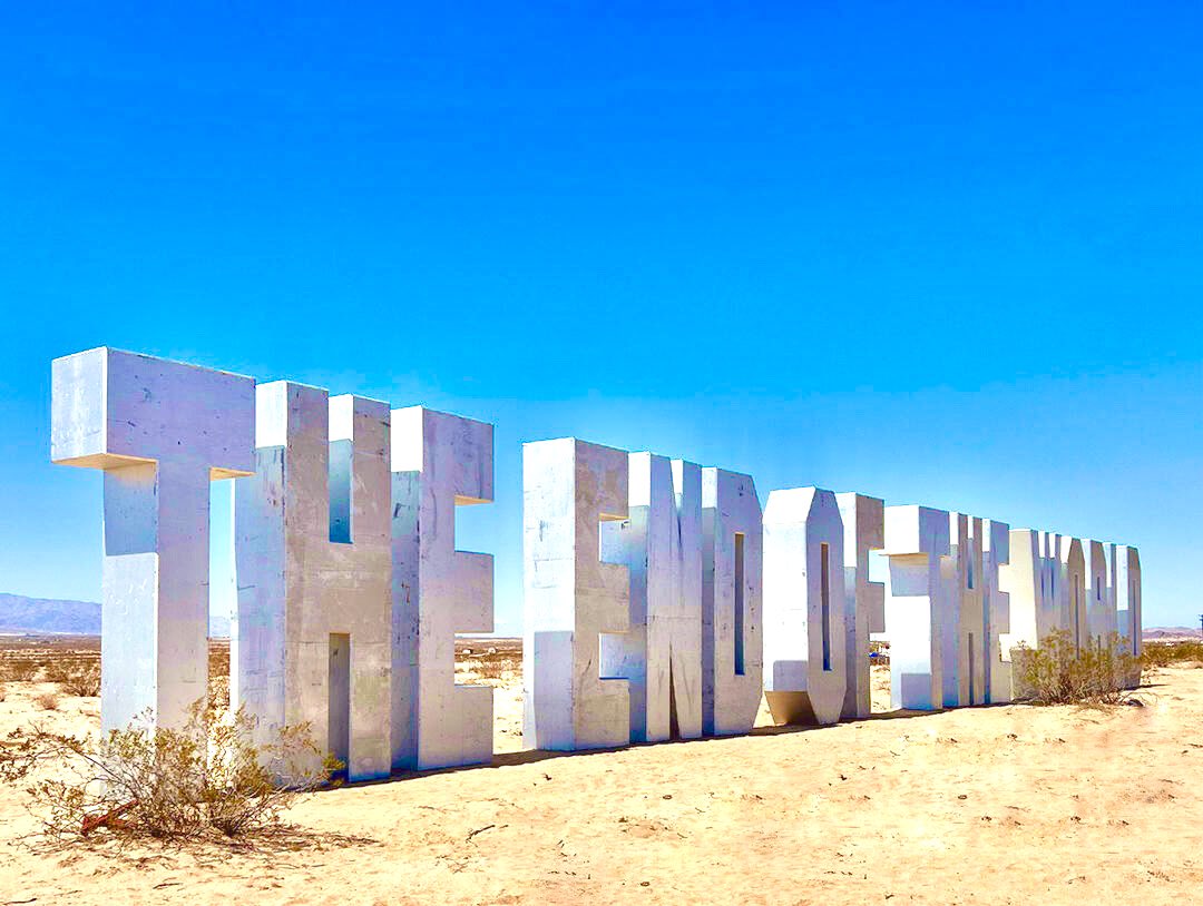 berry1532's tweet photo. ﹦The END of the World ﹦
     art installation in the desert 🏜️🌵

‘’It seems to have been made in honor of the people here on the edge of civilization”

Have a nice day &amp; nice weekend ♬︎.* https://t.co/hwMTvDsBSS