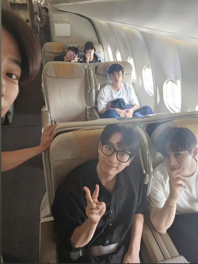 figgybean's tweet photo. Leave it #Taecyeon to deliver us an ot6 /🤡 pic!! In Taec We Trust! #2PM #Hottests https://t.co/1aRnlxnkSg