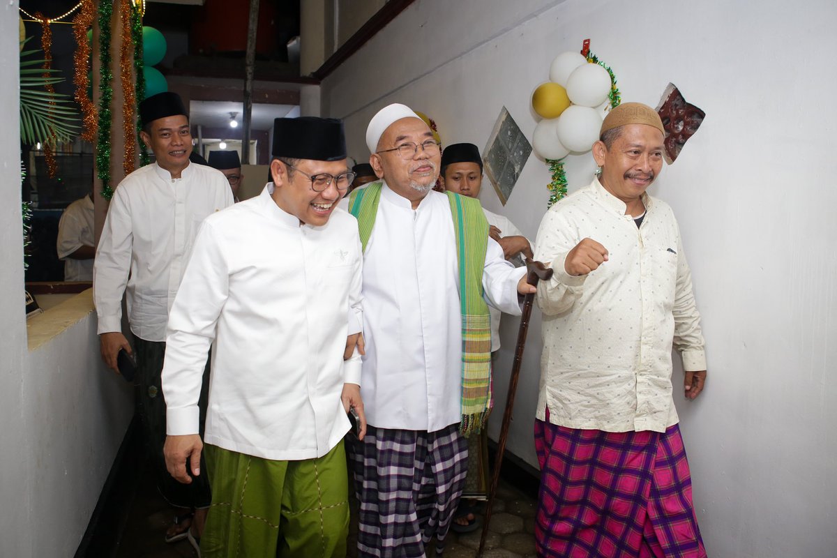 cakimiNOW's tweet photo. Bahwa kehiduoan kuta akan selaku ringan bila kita selalu bersandar kepada Alloh, Hasbunalloh wanikmal wakil nikmal maula wanikmannashir..
( Kyai Ahmad Sa’idy, Tegal)
Semalam berkesempatan Maulid Nabi Muhammad SAW -dan Istighosah Kubro di Ponpes Attauhidiyah, Tegal https://t.co/HlFW1oXJZM