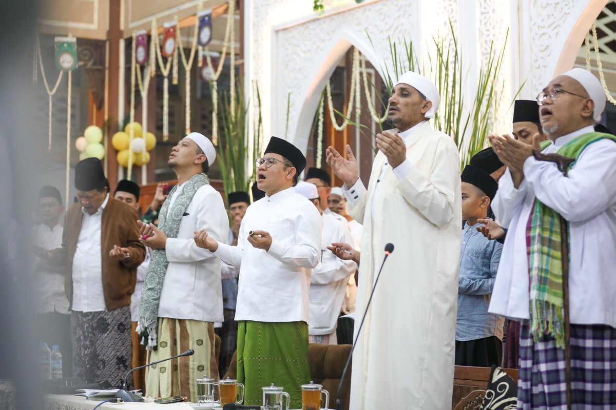 cakimiNOW's tweet photo. Bahwa kehiduoan kuta akan selaku ringan bila kita selalu bersandar kepada Alloh, Hasbunalloh wanikmal wakil nikmal maula wanikmannashir..
( Kyai Ahmad Sa’idy, Tegal)
Semalam berkesempatan Maulid Nabi Muhammad SAW -dan Istighosah Kubro di Ponpes Attauhidiyah, Tegal https://t.co/HlFW1oXJZM