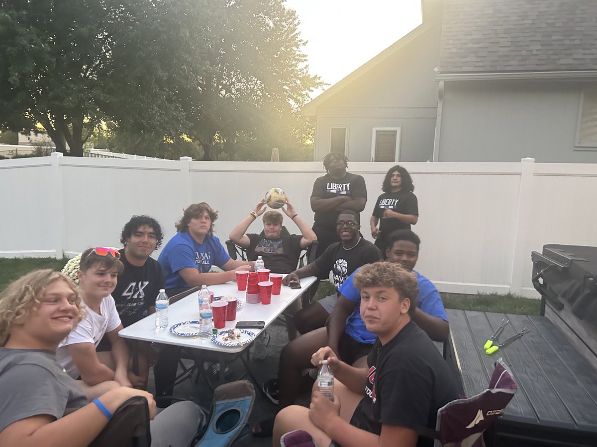 Grateful for the opportunity to host these young men for dinner tonight!⁦<a href="/JaysFootball/">Liberty Football</a>⁩