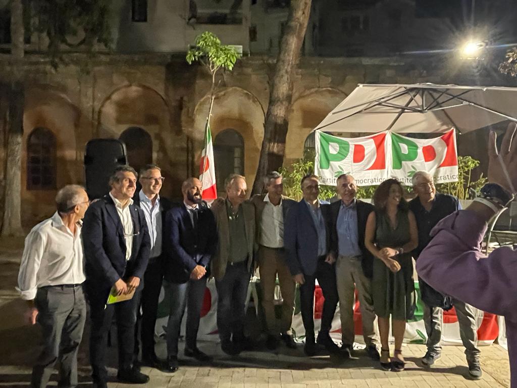 CislPaTp's tweet photo. #Bluday, “Lavoro povero, precariato e salario minimo”, il segretario @leonardolapiana all’incontro nell'ambito della Festa dell’Unità “Ribadiamo il nostro sì al salario minimo solo con riferimento alla contrattazione collettiva e non con un importo determinato per legge" https://t.co/hEOG7dja9Z