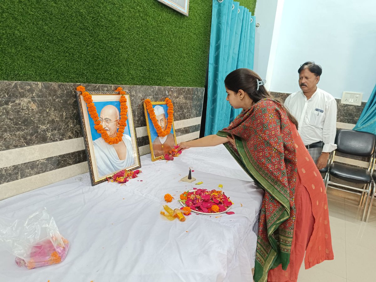 2/10/2023
राष्ट्रपिता महात्मा गांधी जिन्हें  हम बापू कहते हैं और दूसरे सहज सौम्य स्वभाव लेकिन अद्वितीय साहस के प्रतीक देश के दूसरे प्रधानमंत्री लाल बहादुर शास्त्री जी को नमन। 
<a href="/CDO_HAPUR/">CDO HAPUR</a> <a href="/DmHapur/">DM Hapur</a>