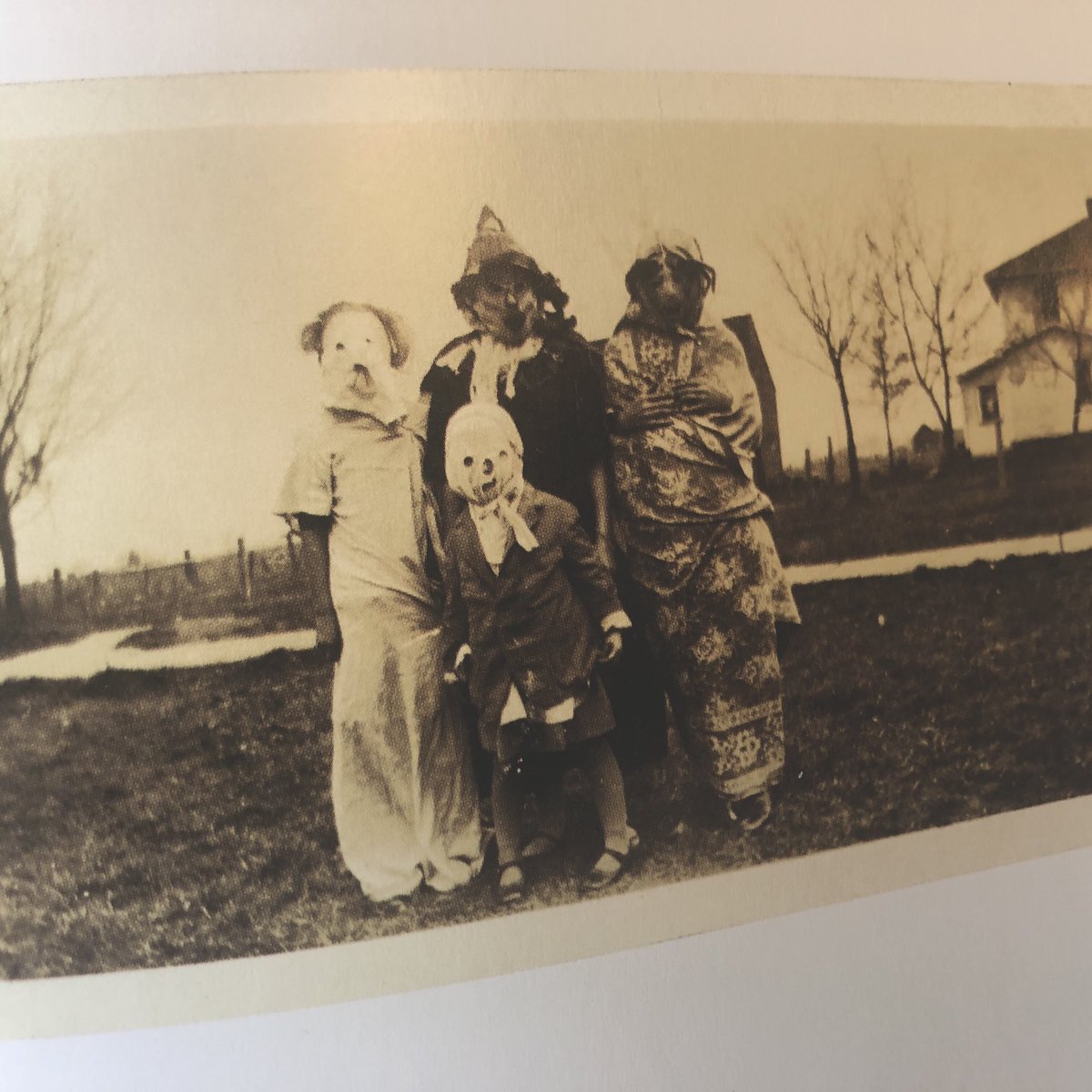 GrisGrimly's tweet photo. This book was extremely influential in the development of The Halloween Tree, and continues to be in my personal work. If you love old Halloween costumes and photos, then this book is a holy grail.
#hauntedair #ossianbrown https://t.co/duIMbrYTN1