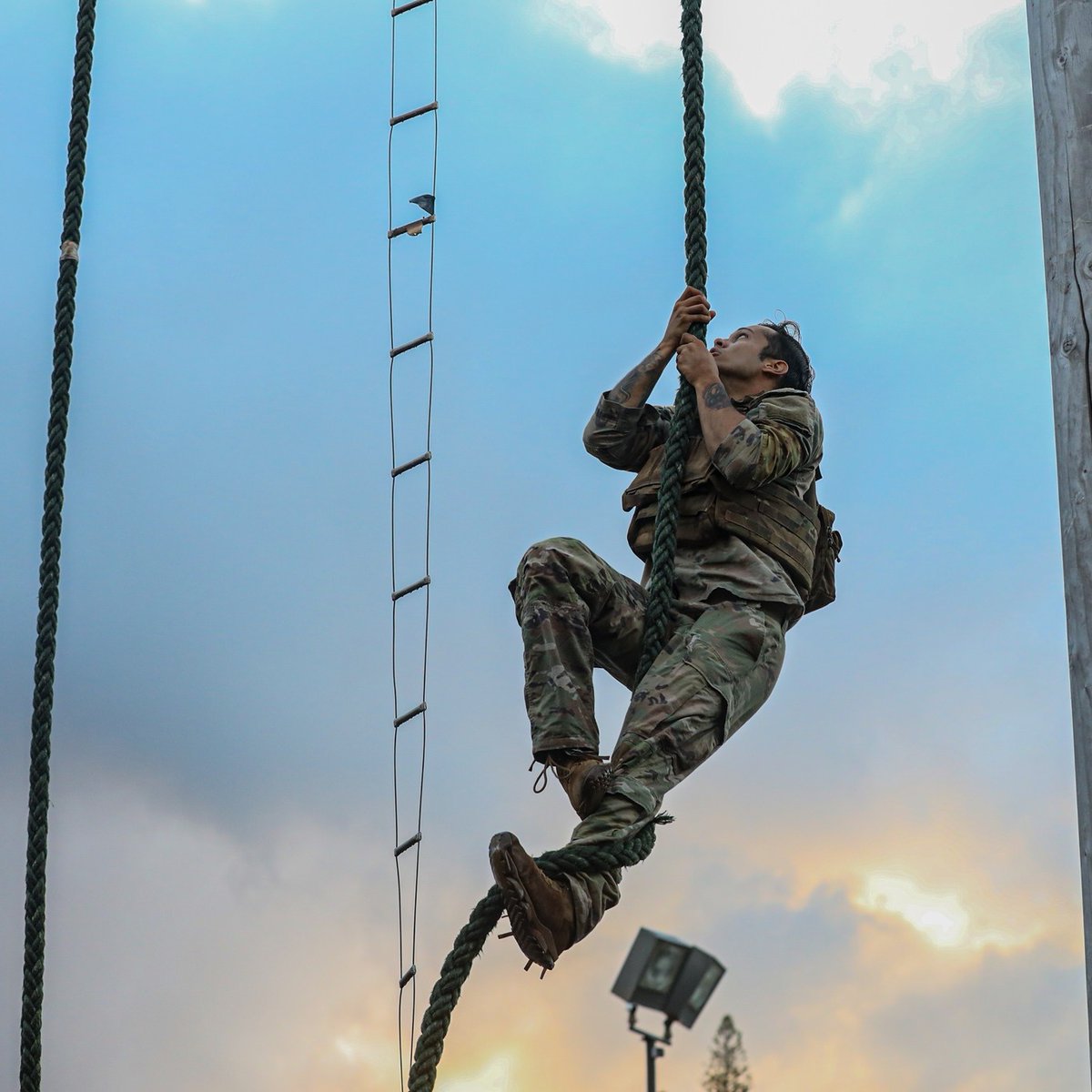 Climbing into another week of #armypossibilities 😎
📸: @25thID