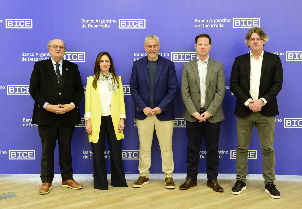 El municipio de Avellaneda incorpora flota de vehículos para mejorar los servicios públicos a través de la línea de leasing de BICE. Con una inversión de casi $400 millones suman 20 automóviles y utilitarios nuevos.

En la firma del contrato estuvo presente el intendente