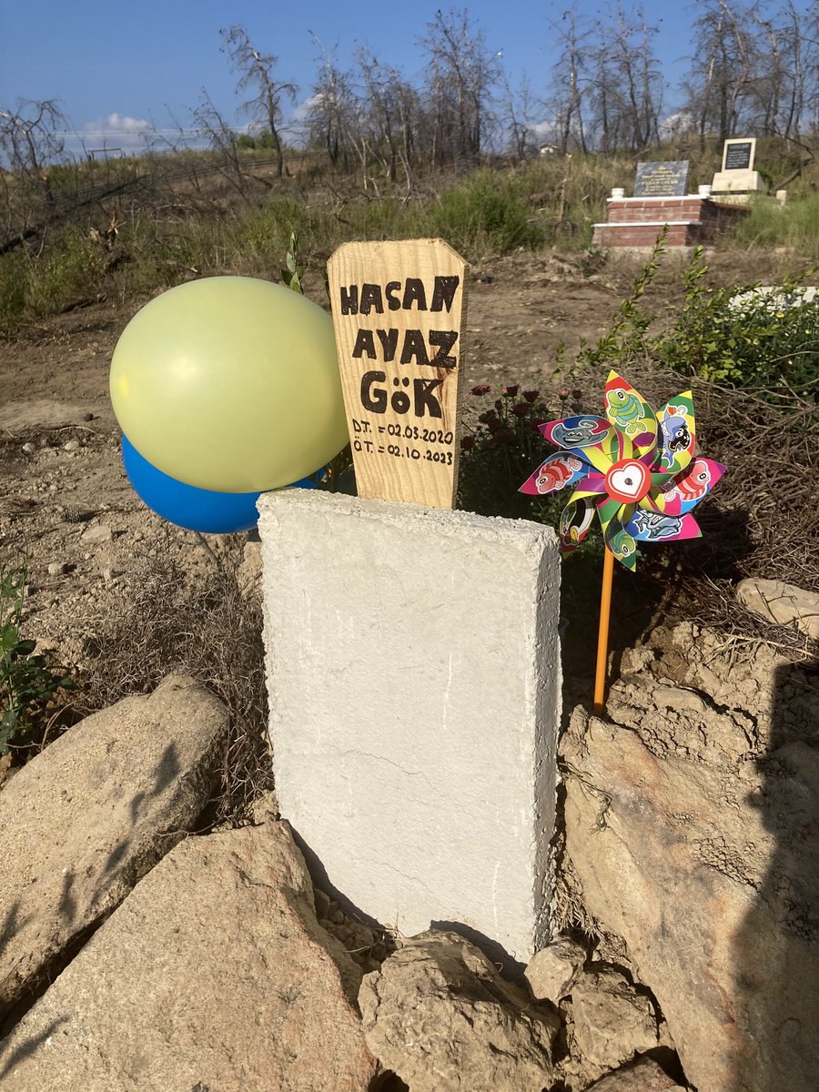 Eve asla eli boş gelmeyen bi babanın, çocuğunun mezarına giderken de eli boş gidememesine şahit oldum bugün