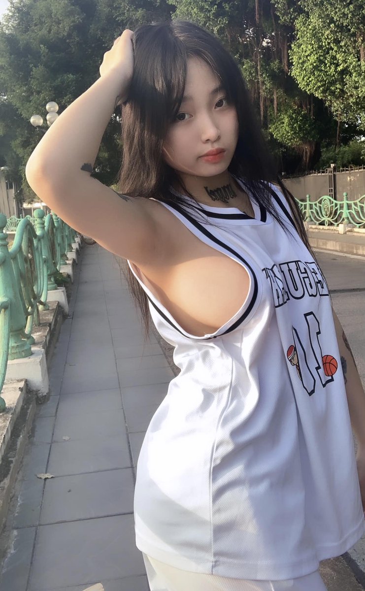 maiphuong_79's tweet photo. xuống phố giải ngố để chuẩn bị tương tới với các b chứ nếu không tháng này chủ nợ nó dí e https://t.co/oACJ40T9Kx