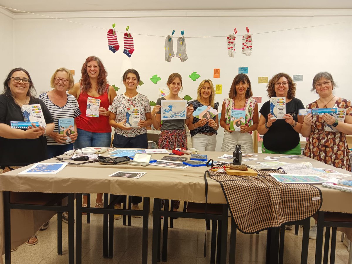 elquellegim's tweet photo. Primera trobada del curs al #clubdelectura d'adults de @GironaSalle 
Sessió dedicada a comentar les dues lectures de l'estiu: Les calces al sol de @holasoclaregi a @campanallibres i Demà, i demà, i demà de @gabriellezevin a @Ed_Periscopi 
#llegimiensagrada https://t.co/7i1hRcNhUN