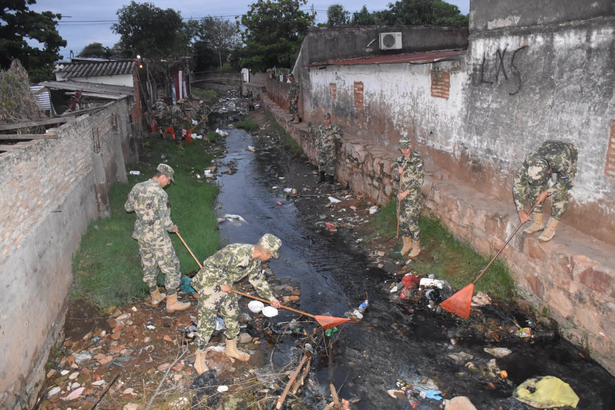 COMINGE_Py's tweet image. Hoy 5 de octubre/23, el COMINGE se encuentra llevando a cabo trabajos de limpieza en el cauce del Arroyo Moroti, en el Barrio Santa Ana de la Ciudad de Asunción; mediante el empleo de su personal con vehículos y maquinarias a fin de cooperar con la Municipalidad de Asunción.
