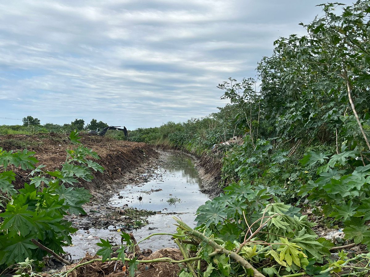 COMINGE_Py's tweet image. Hoy 5 de octubre/23, el COMINGE se encuentra llevando a cabo trabajos de limpieza en el cauce del Arroyo Moroti, en el Barrio Santa Ana de la Ciudad de Asunción; mediante el empleo de su personal con vehículos y maquinarias a fin de cooperar con la Municipalidad de Asunción.