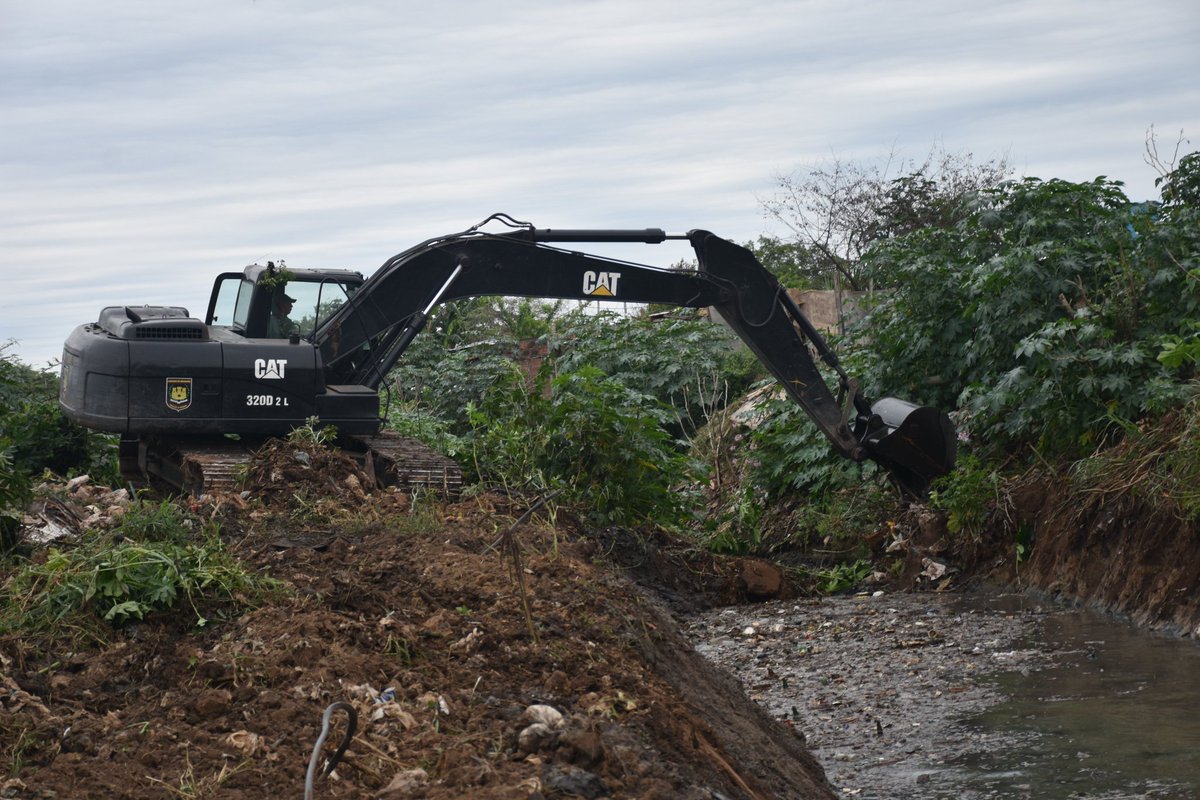COMINGE_Py's tweet image. Hoy 5 de octubre/23, el COMINGE se encuentra llevando a cabo trabajos de limpieza en el cauce del Arroyo Moroti, en el Barrio Santa Ana de la Ciudad de Asunción; mediante el empleo de su personal con vehículos y maquinarias a fin de cooperar con la Municipalidad de Asunción.