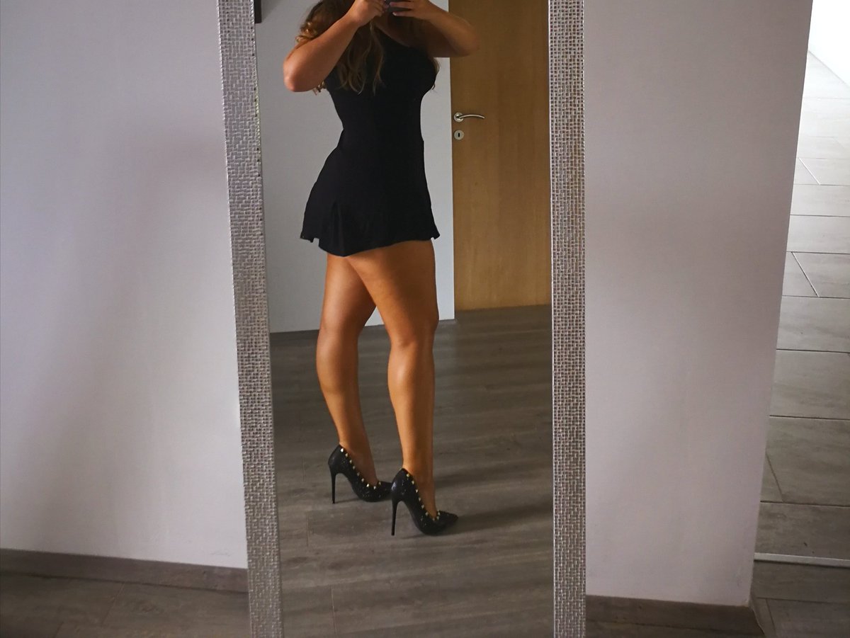 ProgrammerGirl9's tweet image. Do you like my dress and heels? 🥰