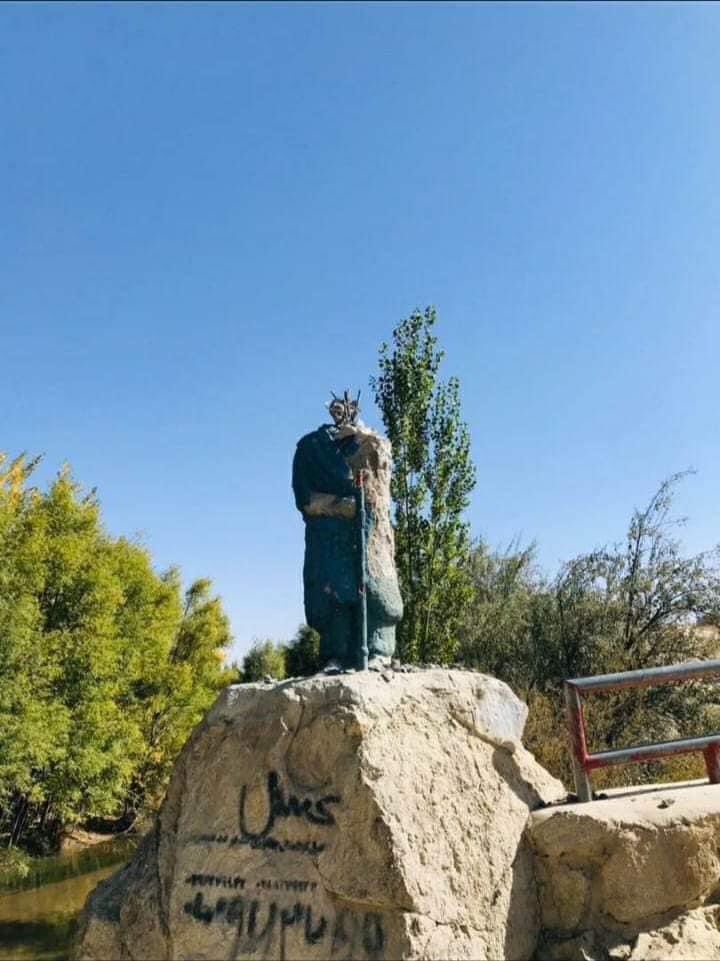 NazerAzad's tweet photo. اين مجسمه ده پل برات درمنطقه کته سنگ ولسوالی جاغوری ولایت غزنی میباشد.ليكن طالبان امشب اين مجسمه را به اين حالت در آوردند. اينها همان ايدوئولوژي دو دهه قبل را دنبال ميكنند كه در باميان مجسمه هاي بودا را تخريب كردند طالبان دشمن تمدن و انسانيت أست #StopHazaraGenocide https://t.co/8clgpiSIJN