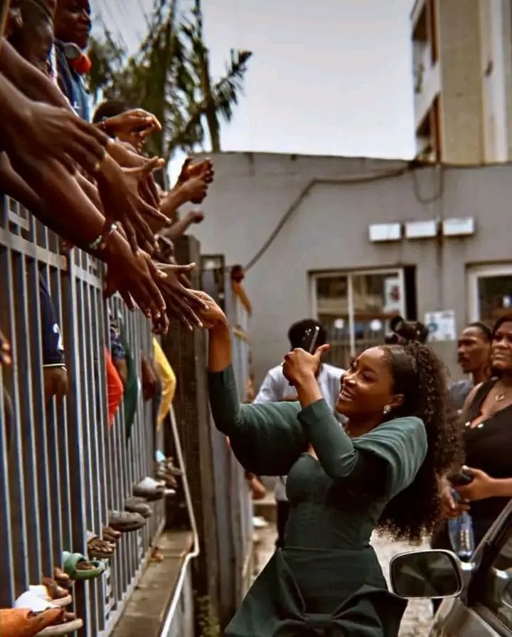 BreakfastKamar's tweet photo. Bbnaija Winner ILEBAYE made a public appearance during her media tour today .
The love was too much , traffic everywhere . Baye is really the Star of the Allstars.
Follow us KB Focus
#BBNaija #kbfocus #ilebayex120M #IlebayeOdinaya #Ilebaye #ilebayex120M #BBNaijaAllStars https://t.co/DqPdAGCQLB