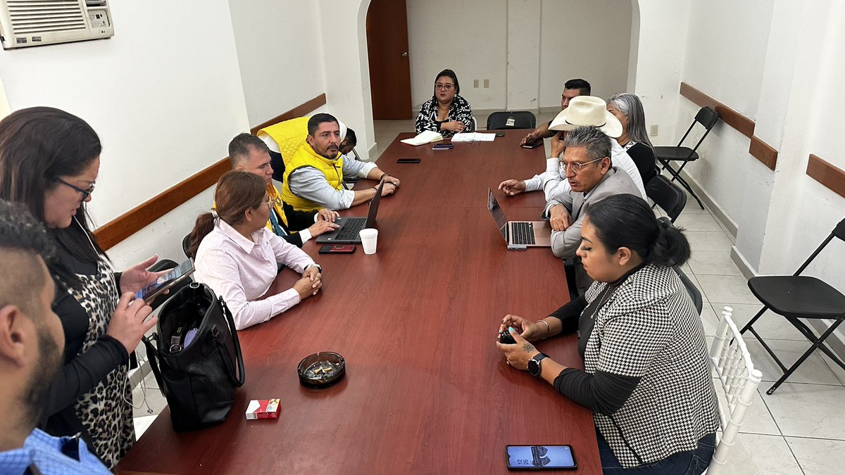 arturo_elias70's tweet photo. Nos encontramos en reunión de trabajo en las históricas instalaciones del @PRDMexico en Gabino Barreda 23 en la #AlcaldiaCuauhtémoc con nuestros Presidentes Municipales del PRD de las alcaldías: Álvaro Obregón, Cuauhtémoc, Cuajimalpa, Iztacalco, Miguel Hidalgo, Milpa Alta, Tláhuac, Venustiano Carranza, nuestra Concejala @Diianaperez69, liderazgos, Concejeras, Concejeros Nacionales, Estatales y nuestros Secretarios Estatales @Tripp_Omar y Gerardo Gonzalez, juntos trabajando a favor de la ciudadanía de la CDMX, sumando esfuerzos por nuestro partido con la coordinación de nuestro Dip y Referente @vhlobo #SomosPRD #EquipoLobo #LoboJefeDeGobierno