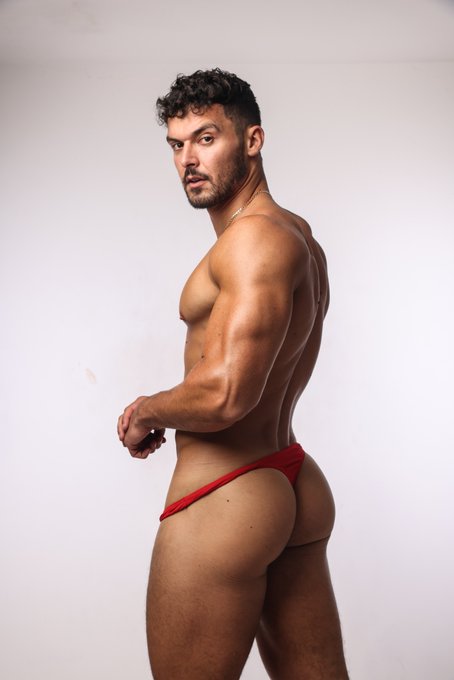 Get your nose between these cheeks 😁🍑 https://t.co/isU9qyw1b2<a href="/tag/henrycavill"class="tags"><span>#henrycavill</span></a>