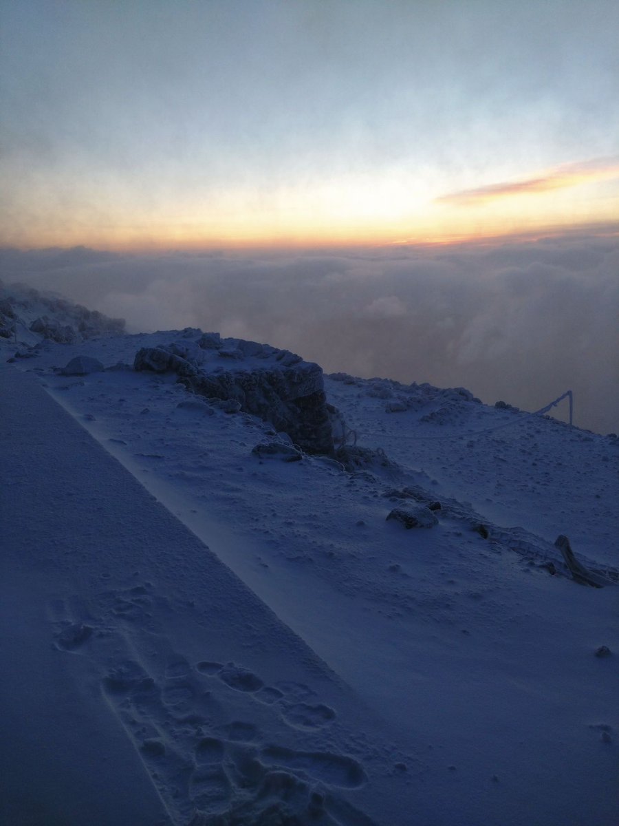 ontakeskijo's tweet photo. おはようございます☀
#御嶽山　山頂から　雪積もりました❄️
さすが御嶽山👍　
気温はマイナス5℃です。 https://t.co/32mH63MBkR