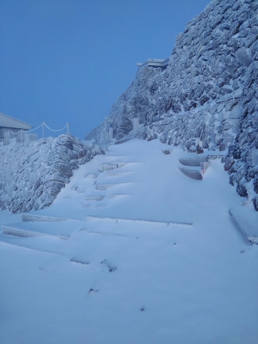 ontakeskijo's tweet photo. おはようございます☀
#御嶽山　山頂から　雪積もりました❄️
さすが御嶽山👍　
気温はマイナス5℃です。 https://t.co/32mH63MBkR