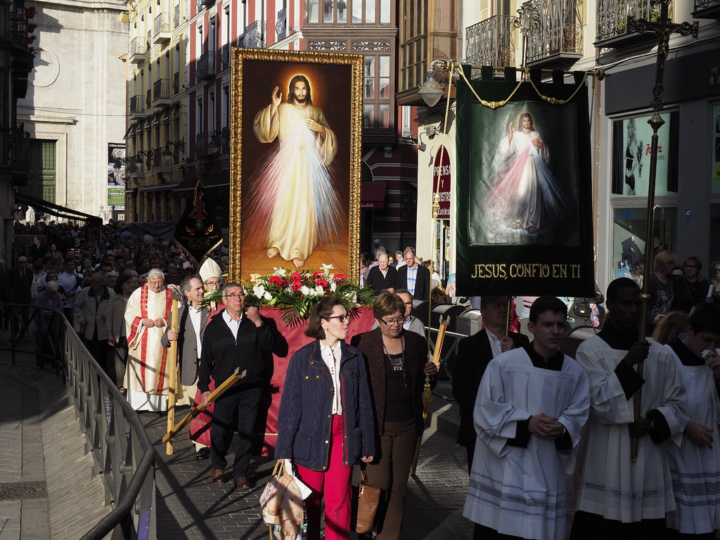 SantaFaustyna's tweet photo. “Souls who spread the honour of My mercy, I shield through their entire lives as a tender mother her infant” v1075 #DivineMercy ~ #SaintFaustyna https://t.co/ofvABVq8R1