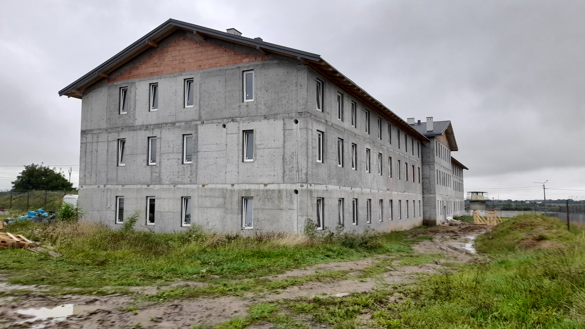 pilotazowekp's tweet photo. Prezentujemy Państwu postęp prac związanych z budową pilotażowych kompleksów penitencjarnych. 🏗️
W pierwszej kolejności zachęcamy do zapoznania ze zdjęciami z budowy pawilonu penitencjarnego, hali produkcyjnej i domu przejściowego w Jastrzębiu-Zdroju. 📸 https://t.co/xfuybxx3oS