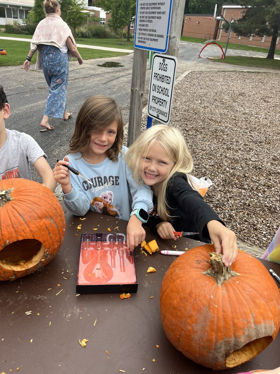 Some fall fun during recess today!! Thank you to all the parents who came and helped our kiddos carve pumpkins🎃🍁#wt112 #112leads