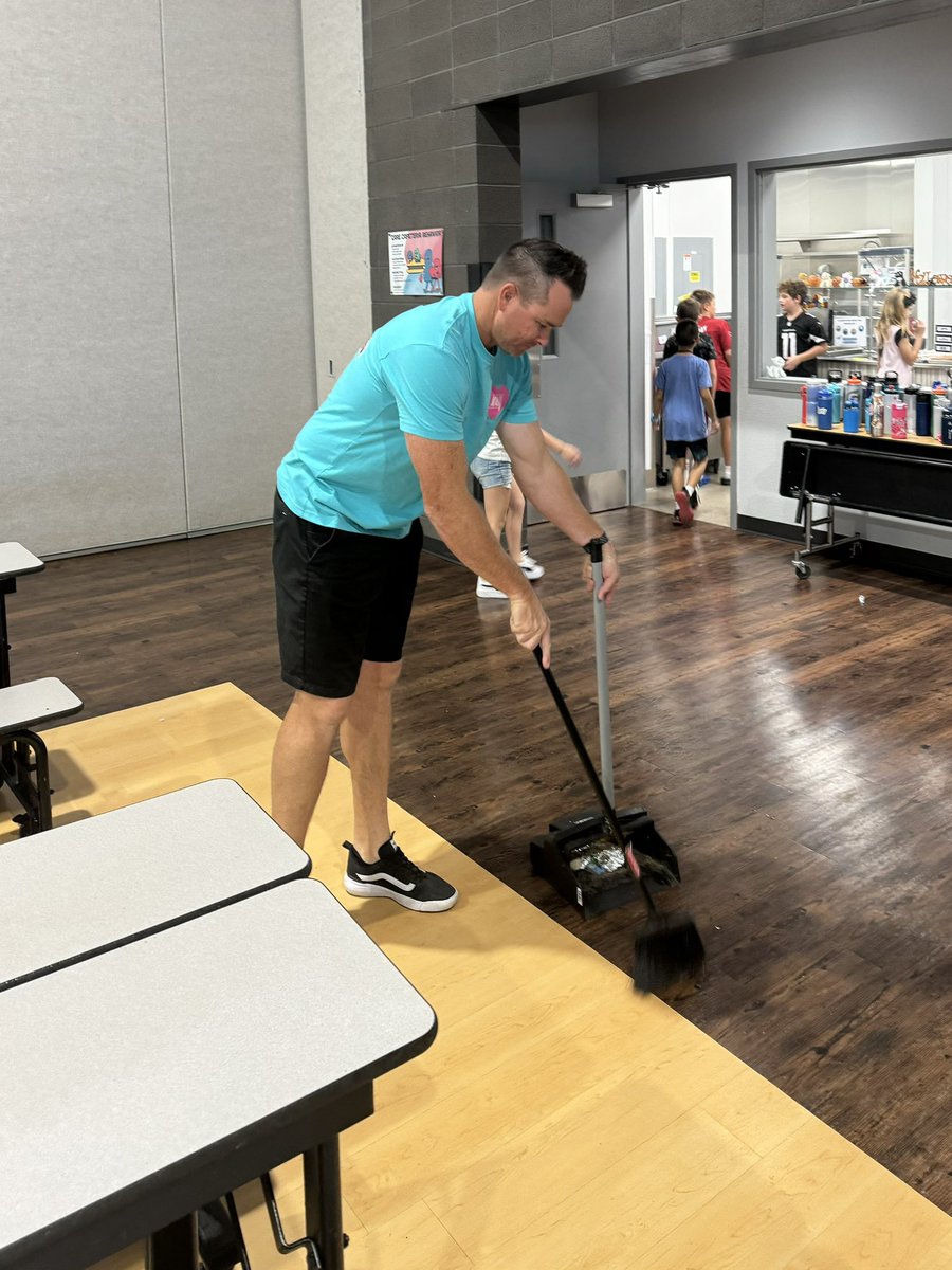From crossing guard duty to lunchroom aid, much like his playing days <a href="/MarkTeahen/">Mark Teahen</a> showing day in &amp; day out he can truly do it all. #UtilityPlayer #DadOfTheYear #RetiredLife
