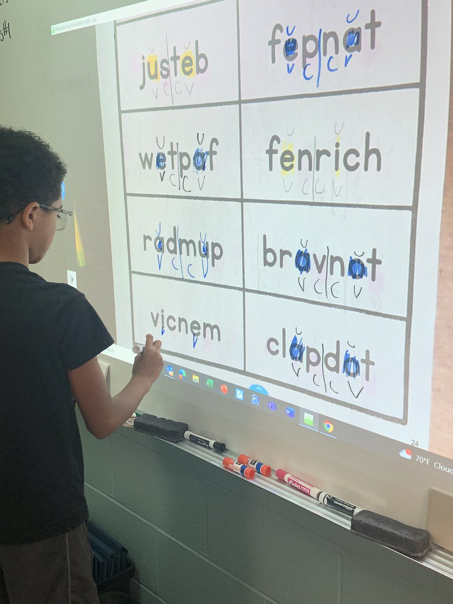 radIEreaders's tweet photo. 4th graders were so excited to show their understanding of marking 2 syllable words today. #WEareLakota #IndyFamily @luckeyfrog https://t.co/oSxqGtzXo4