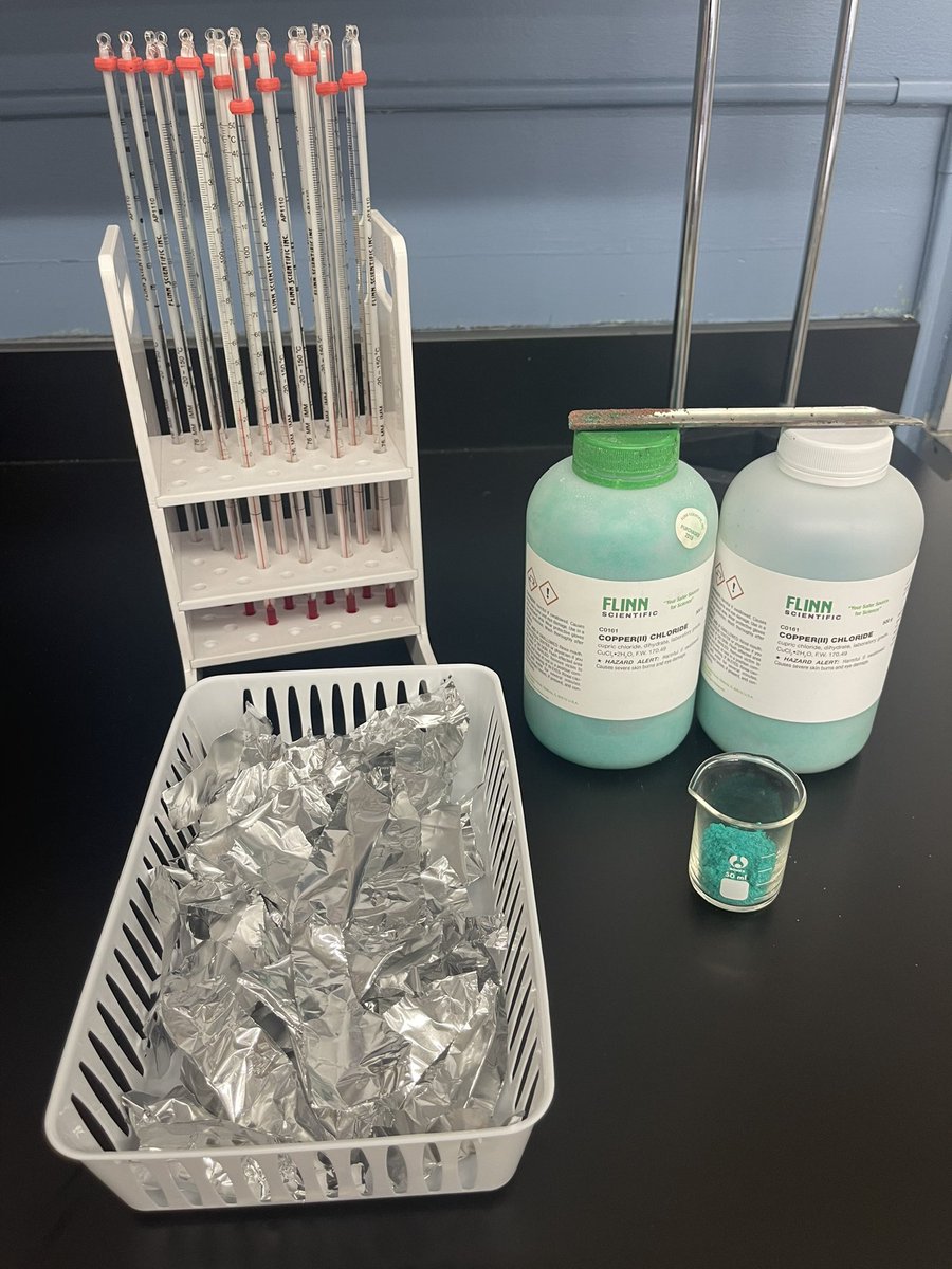 TweetingPureAu's tweet photo. Green crystals, blue solutions and aluminum foil. Ss made careful observations while reacting aluminum with copper chloride solution - WHAT DO YOU MEAN THAT’S NOT RUST?! 🤯   

#IntroToChemistry #WIProud #AddressingMisconceptions https://t.co/0L2qxO2X6B