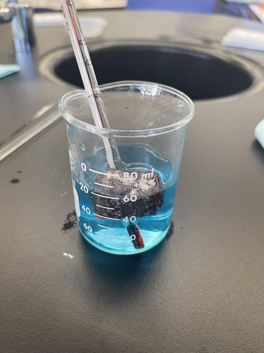 TweetingPureAu's tweet photo. Green crystals, blue solutions and aluminum foil. Ss made careful observations while reacting aluminum with copper chloride solution - WHAT DO YOU MEAN THAT’S NOT RUST?! 🤯   

#IntroToChemistry #WIProud #AddressingMisconceptions https://t.co/0L2qxO2X6B