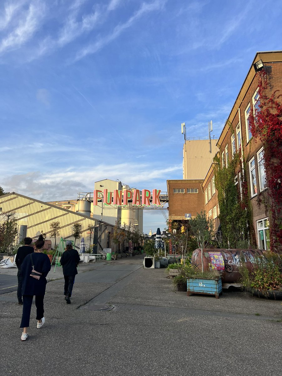 #funpark viert de spelende mens