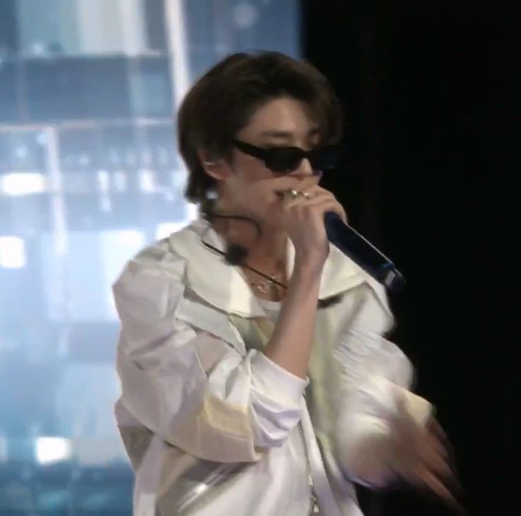 zb1rricky's tweet photo. Vale pero lo guapo que estaba y lo bien que le quedaban las gafas >>>>>> https://t.co/8YOOcliKmN