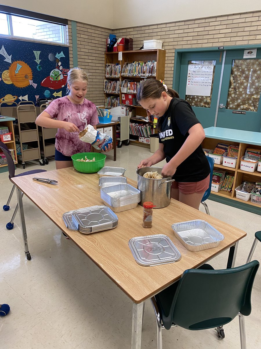 MrsBoomsma's tweet photo. Grade 4/5 and 7/8 students @GPVanierCS showed their gratitude to our staff and their families by baking apple crips today! 75 apple crips were made today and sent home to be enjoyed over Thanksgiving weekend! Way to go Tigers! #sccdsb #Gratitude https://t.co/Sn00F9GIzt