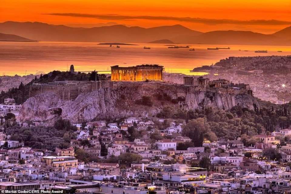 Η Ακρόπολη μέσα από το ηλιοβασίλεμα. Θεϊκή φωτό του Marius Godoi. #Athens #Greece #Acropolis