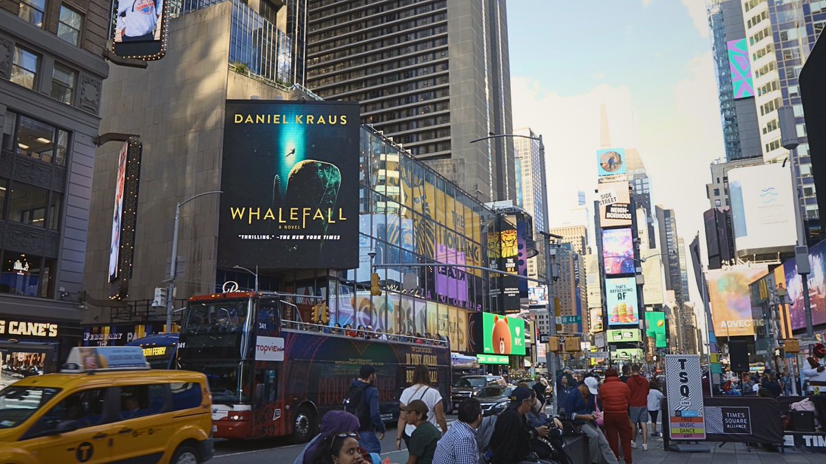 New picture of WHALEFALL in Times Square. The whale is finally life-sized!