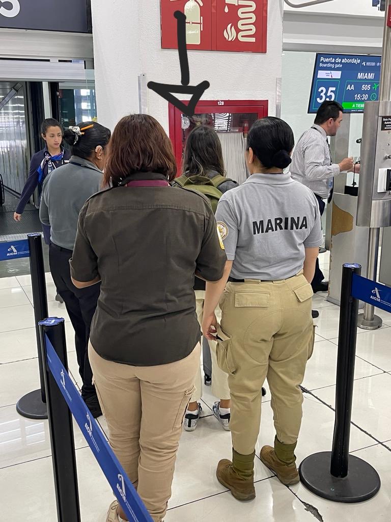 Esta joven supuestamente está siendo deportada de la #CMDX a #Miami  La escolta una funcionaria de inmigración y una soldado de la Marina. ¿Es legal que un militar escolte a un civil en #México ? #aeropuerto #legal #DF