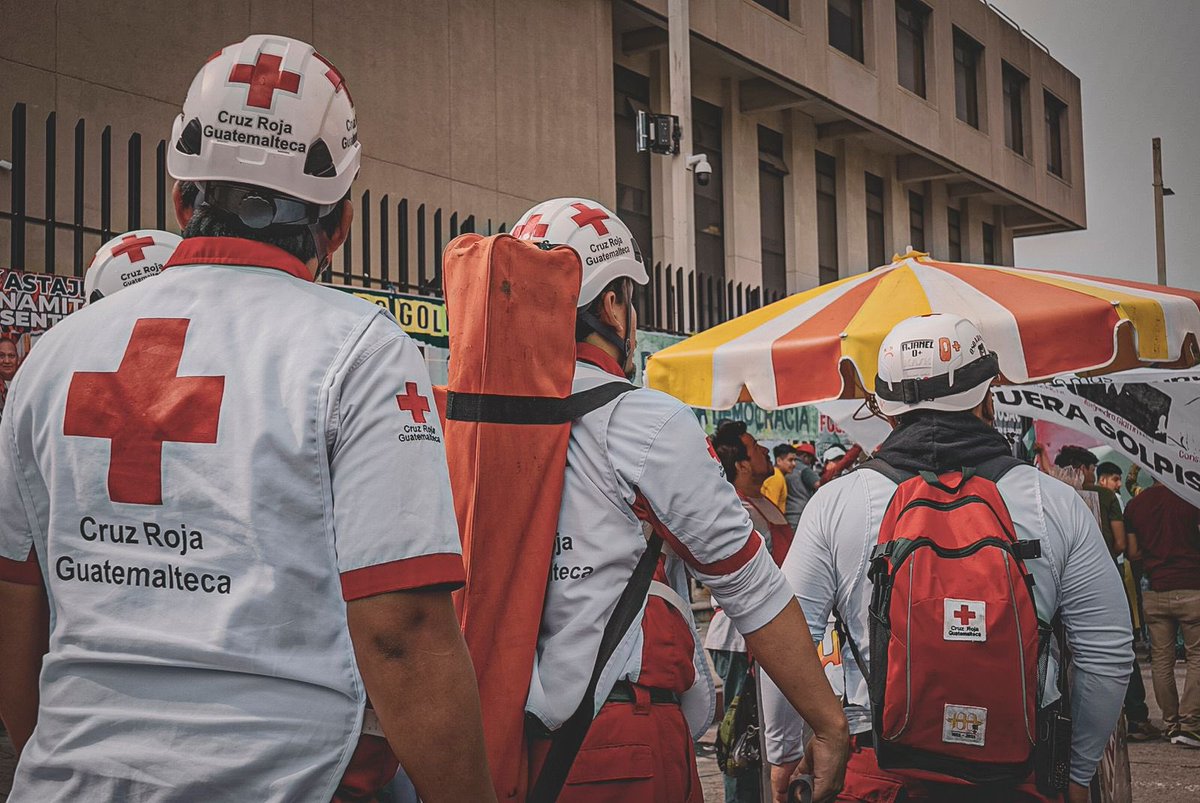 CruzRojaGT_'s tweet photo. ⛑️ #CruzRojaGT se encuentra en calidad de prevención y brindando asistencia, de manera imparcial y neutral, en 15 Avenida 15 Calle zona 1 de Ciudad de Guatemala, Guatemala.

#NoPodemosPararAfueraNosNecesitan https://t.co/wmsr5mwE8D
