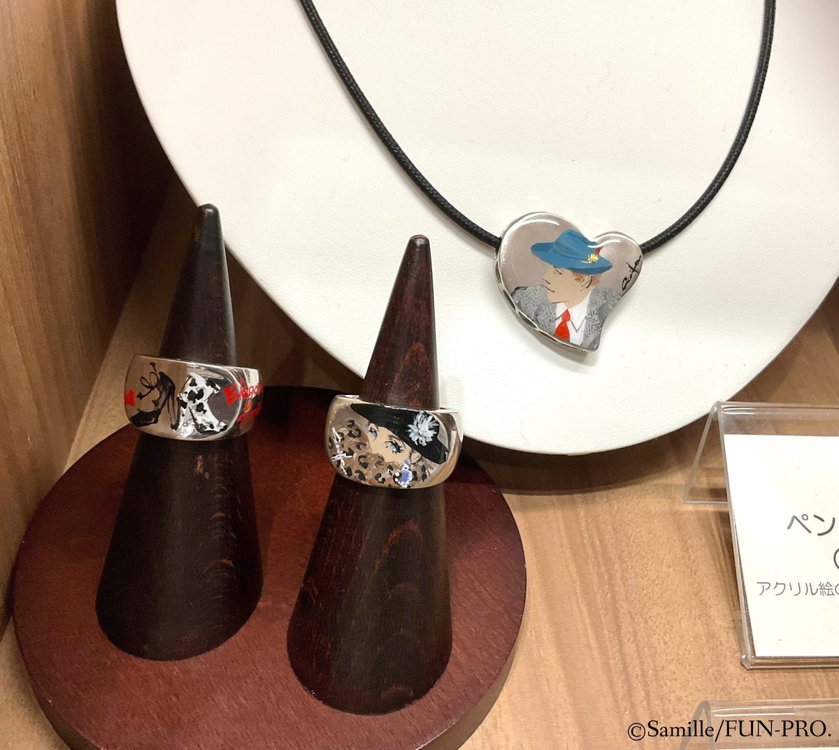 samille888's tweet photo. ジュエリーのSUGARTOさんとコラボで、リング💍にも絵を描かせて頂きました♪ちゃんとサイン入りです✍️新宿伊勢丹の個展でたくさんの反響を頂けたので、また次の展開があれば嬉しいです*\(^o^)/*#株式会社スガルト #SUGARTO #アクリル絵の具 #自分も身に付けたい♪ https://t.co/MnEtXtOGzS