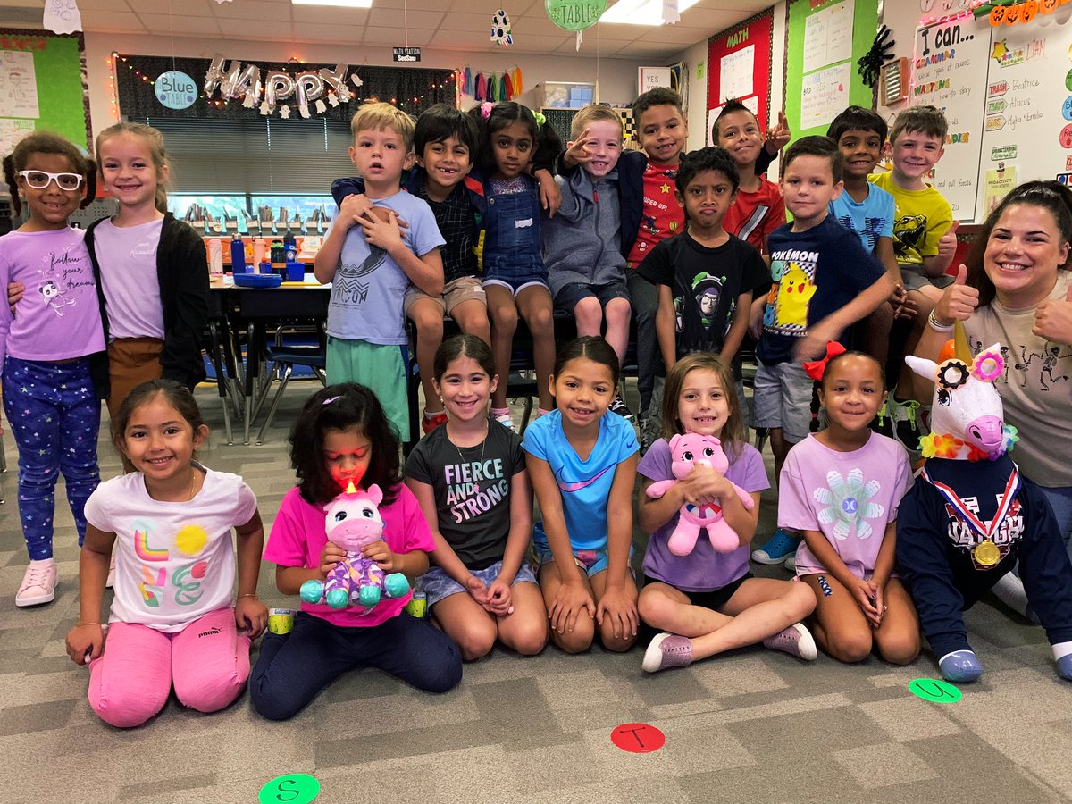 applesolutely_'s tweet photo. Hanging out with the kindness unicorn today was the best surprise for this sweet Thursday! 🦄 Way to work to the top #1! @VaughnElemFISD #RaiseCraze #KindnessChallenge https://t.co/0NVRN4ZP6e
