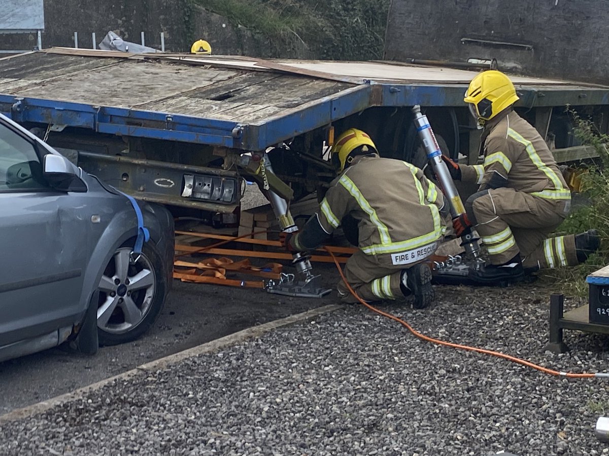GLTechRescue's tweet photo. A great week with @LincsFireRescue for the first of 3 #heavyrescueoperator courses,designed around their new equipment profile for large vehicle rescue. New Techniques and guided scenarios to release heavy vehicle entrapment or create extrication space. Thanks to all involved https://t.co/Bovhinok0i
