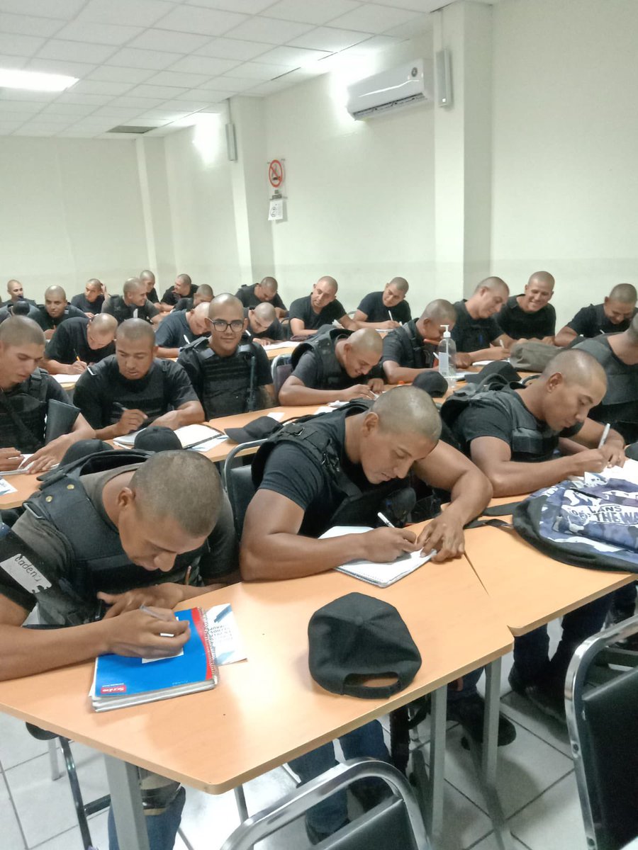 jesusflom's tweet photo. Por acuerdo del Fiscal @FiscalGerardoM, el día de hoy en la @UCSCoahuila se llevó a cabo el taller "Integridad, Juntos Contra la Corrupción" como parte del programa de entrenamiento para cadetes en Seguridad Pública
#JuntosContraLaCorrupcion 
#Coahuila https://t.co/2jLnvrtVA7