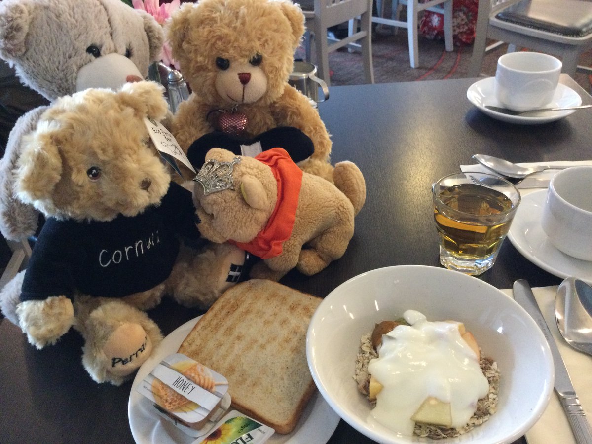 LondonChowClub's tweet photo. Cudn’t log in2 Twitter y’day, Wed, day 3, but clokwise top left; #breakfast of #muesli wit froot an yog, wite #toast wit spred an marm, appl #juice an #coffee . Went 2 a #fishing town of #Mevagissy , da #lobster panel from #Padstow on day b4 an bac 2 #StMawes an its #castle . https://t.co/eFti5xMBDL