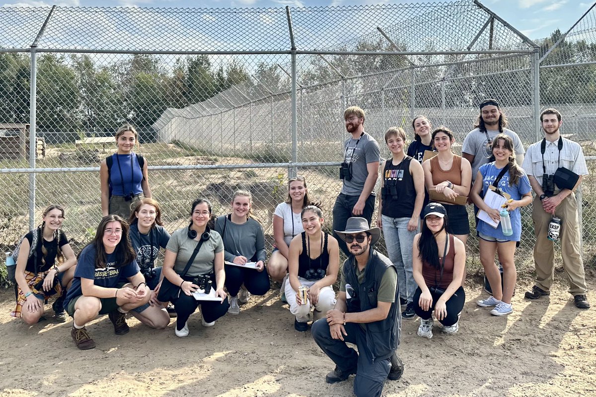 StotraChakraba2's tweet photo. #heymac It was a howling good time to have my #AnimBehav course @Macalester practice scan and focal sampling on semi-wild wolves 🤩🐺 The last hurrah of warm weather before we cliff-dive 🥶 #AcademicChatter #animalbehaviorlab #sciencetwitter https://t.co/jdQeR9c6a0