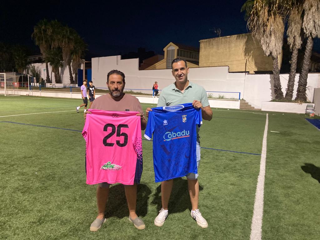 CPAlburquerque's tweet photo. 🚨 OFICIAL 🚨
Presentación de la camiseta del primer equipo con Francisco Durán gerente del patrocinio Sierra de San Pedro - Cobadu
AUPA CPA💙🤍💙🤍💙🤍
#SentimientoAzulyBlanco https://t.co/zZDvEVuaTc