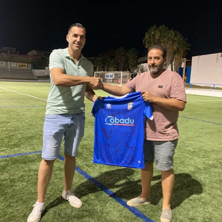 CPAlburquerque's tweet photo. 🚨 OFICIAL 🚨
Presentación de la camiseta del primer equipo con Francisco Durán gerente del patrocinio Sierra de San Pedro - Cobadu
AUPA CPA💙🤍💙🤍💙🤍
#SentimientoAzulyBlanco https://t.co/zZDvEVuaTc
