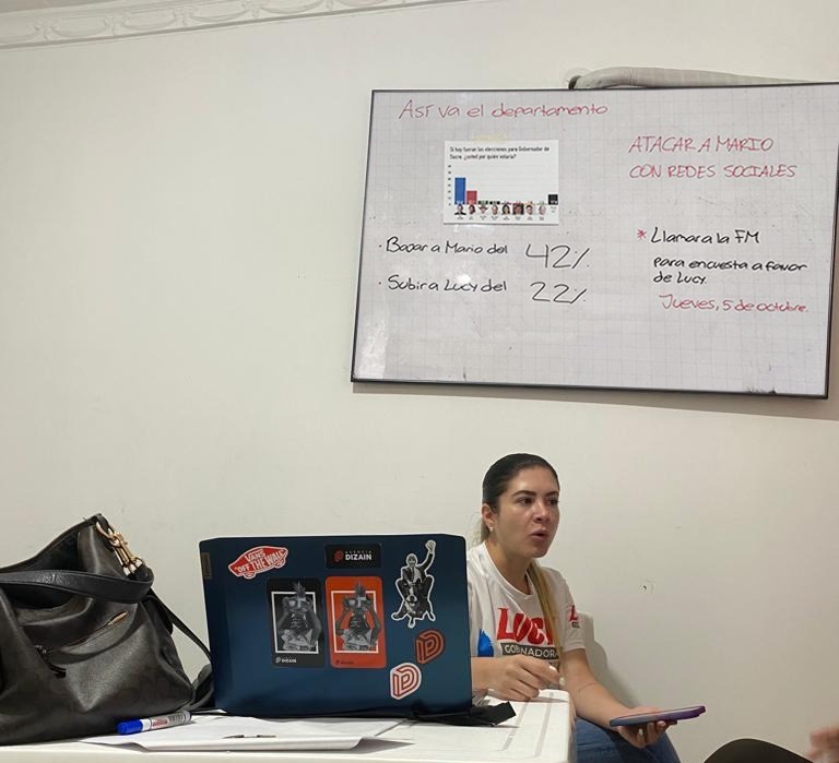 VARelectoral's tweet photo. #ATENCIÓN #SUCRE | Se filtra foto de Karen Gaviria, directora de campaña de Lucy García, dónde se muestra la estrategia de campaña sucia para engañar a los Sucreños. https://t.co/8FkUcNVa0z