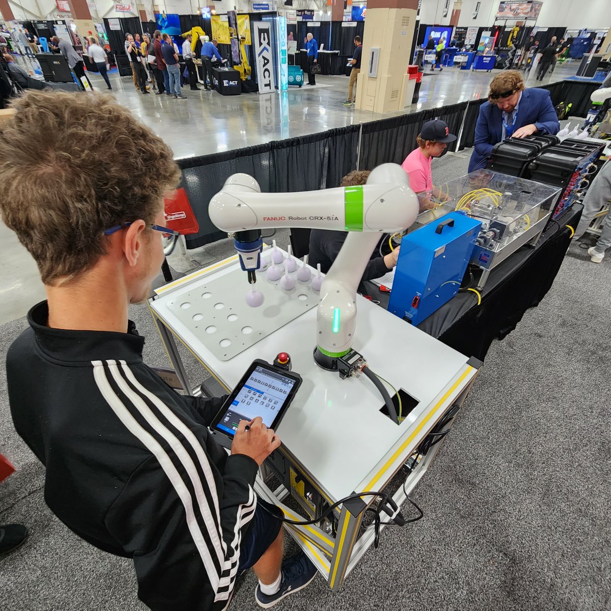 dotsciguy's tweet image. The world of trades is full of exciting prospects that link robotics and manufacturing! We were fortunate to offer students a chance to engage with professionals from the industry at the Wisconsin Manufacturing and Technology Show.  

#TradeOpportunities #RoboticsInManufacturing